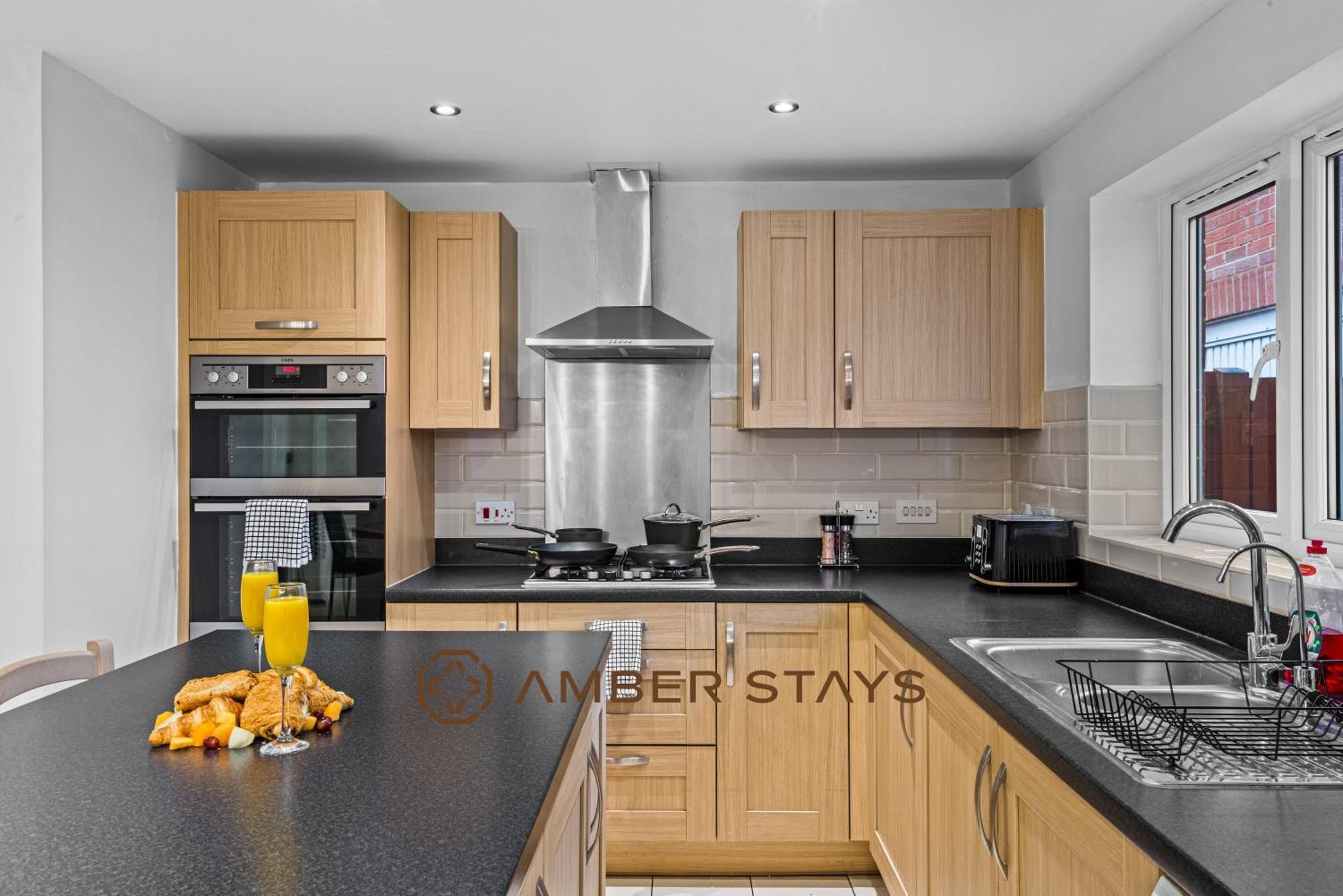Spacious 5 Bed House In Reading By Amber Stays, Perfect For Business & Contractors, Sleeps 12! Εξωτερικό φωτογραφία